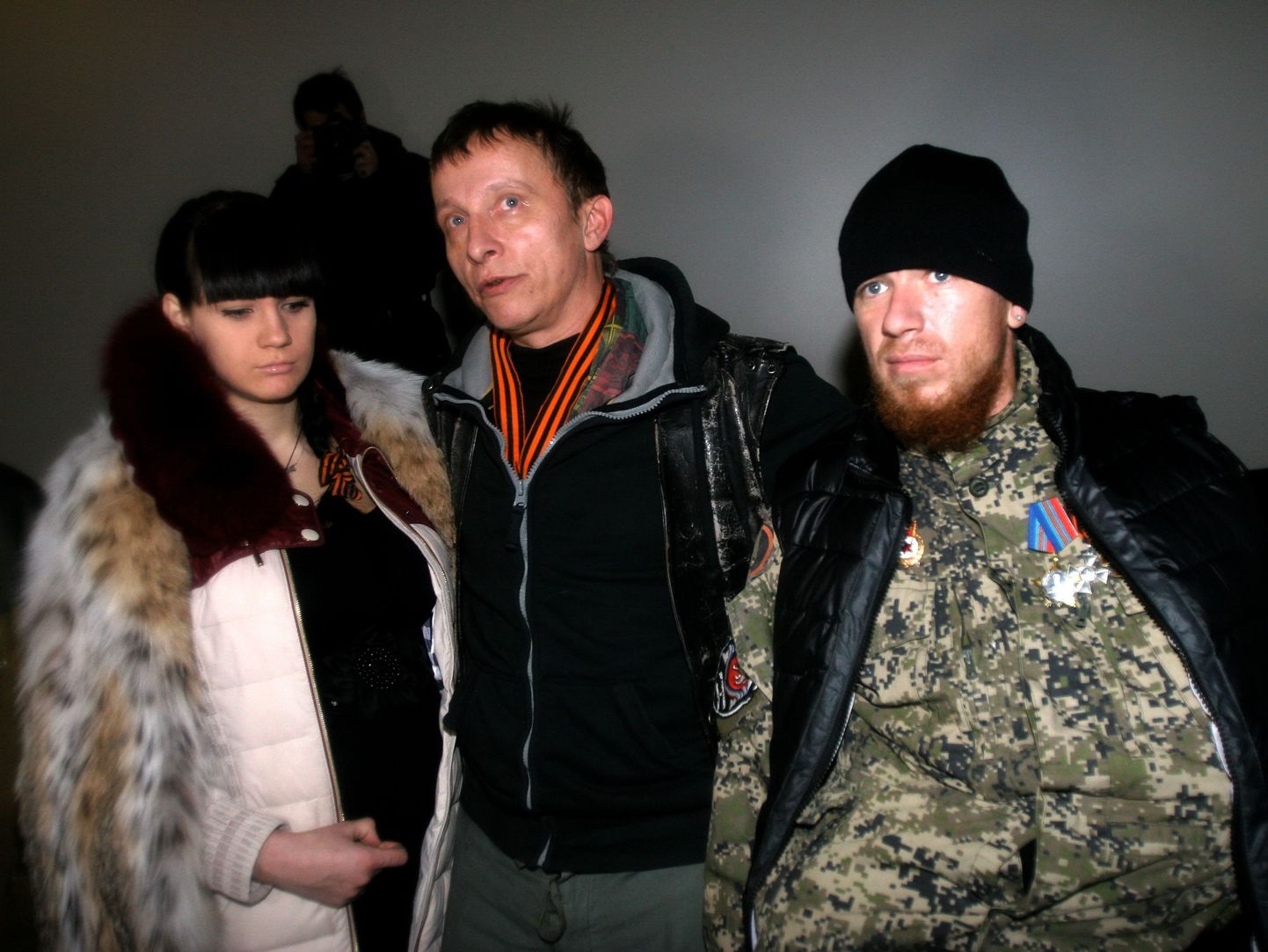 Vene näitleja Ivan Ohlobõstin 2014. aastal Ida-Ukrainas Donetskis koos nüüdseks tapetud venemeelse separatisti Motorola ja viimase abikaasa Jelenaga.