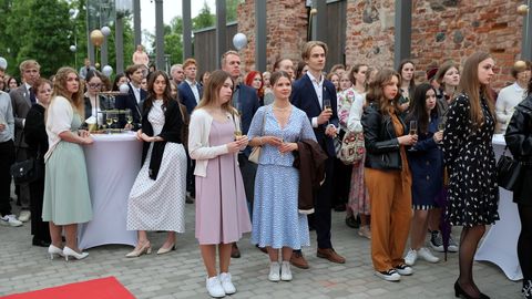 GALERII ⟩ «Kõrget lendu kõigile!» Parimad koolilõpetajad kogunesid ERMi viinakööki