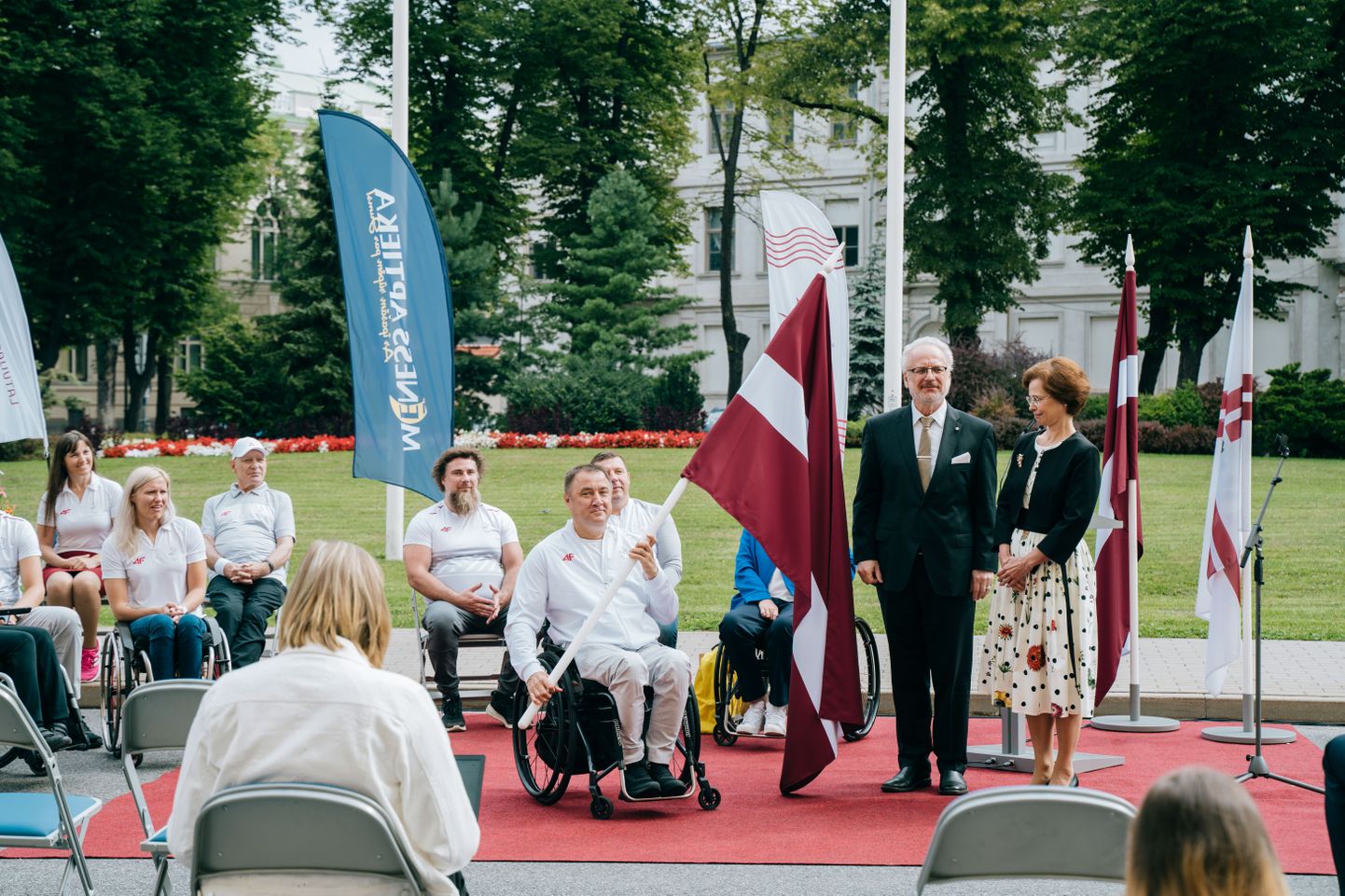 Aigars Apinis saņem Latvijas karogu no Valsts prezidenta Egila Levita.