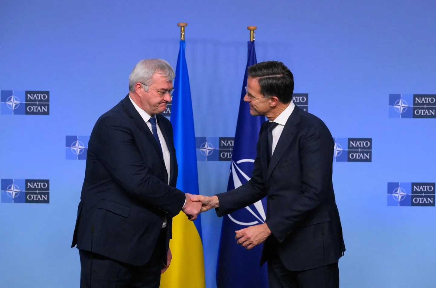 Ukraina välisminister Andri Sõbiha (vasakul) ja NATO peasekretär Mark Rutte kohtumisel 3. detsembril Brüsselis.