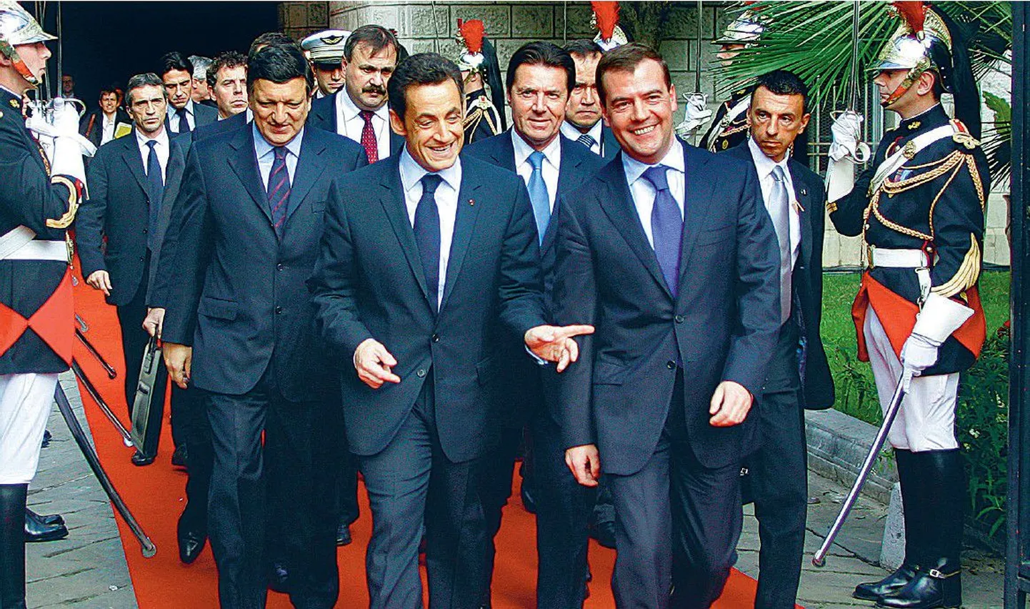 Olgugi, et aeg-ajalt püüdist Prantsusmaa president Nicolas Sarkozy (esiplaanil vasakul) Venemaa presidenti Dmitri Medvedevit (paremal) oma näpuviibutustega ohjeldada, jääb kohtumise põhjal mulje, et Moskva jätkab soovitud rajal edasi kõndimist.