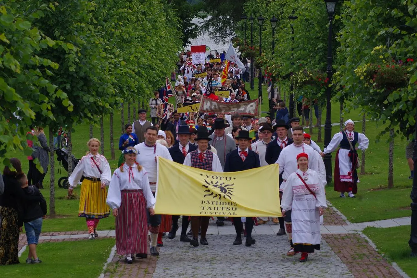 Võru pärimustantsu festival algab rongkäiguga.
