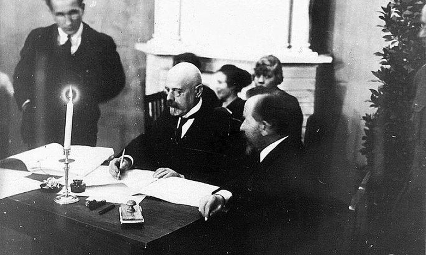 2. veebruaril 1920 kirjutab Eesti delegatsiooni juht Jaan Poska alla Tartu rahu lepingule, millega lõpetati vabadussõda ja määrati Eesti idapiir ning milles Nõukogude Venemaa tunnistab Eesti Vabariigi iseseisvust.