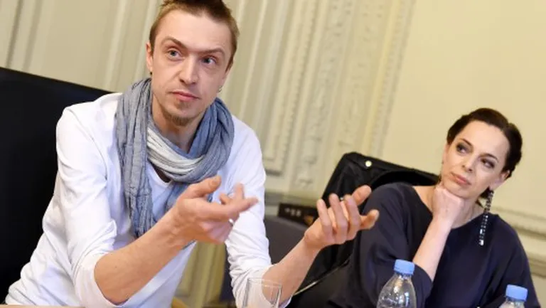Ritma grupas "Pulsa efekts" perkusionists Dzintars Vīksna un gastronomiskā māksliniece un TV personība Gundega Skudriņa piedalās preses konferencē, kurā izziņo programmu Cēsu jubilejas svinībām "Cēsis 810"