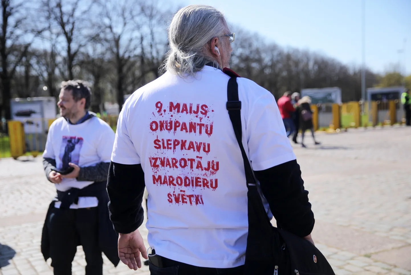 Pretēji policijas aicinājumam Ukrainas kara upuru piemiņas dienā nepulcēties pie padomju režīma memoriāliem, pie pieminekļu kompleksa Uzvaras parkā cilvēki ieradušies nolikt ziedus.