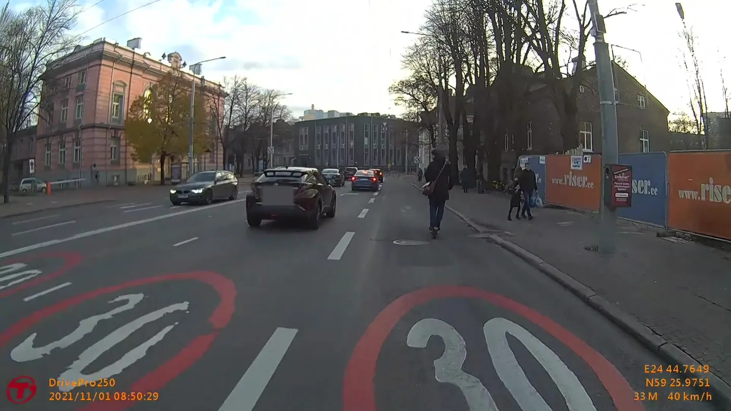 Kiirust ületanud bussijuht signaalitas tõuksijuhi teelt minema.