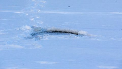 Неудача: мужчина провалился под лед на мотосанях