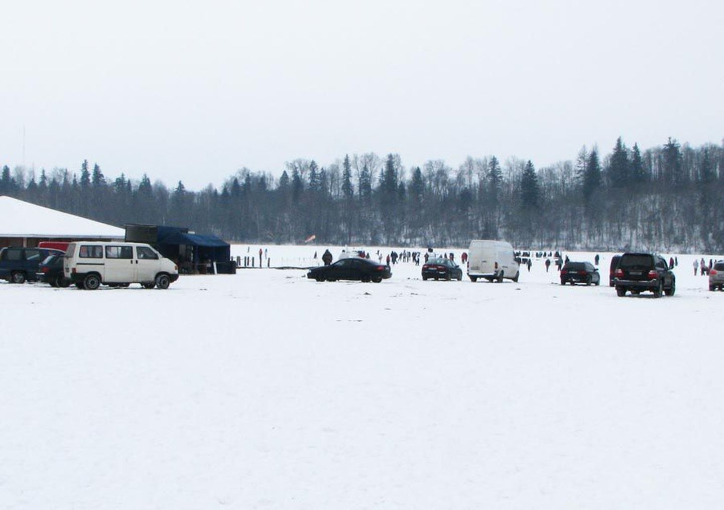 Osa autojuhte oli sõiduki lumisesse randa parkinud.