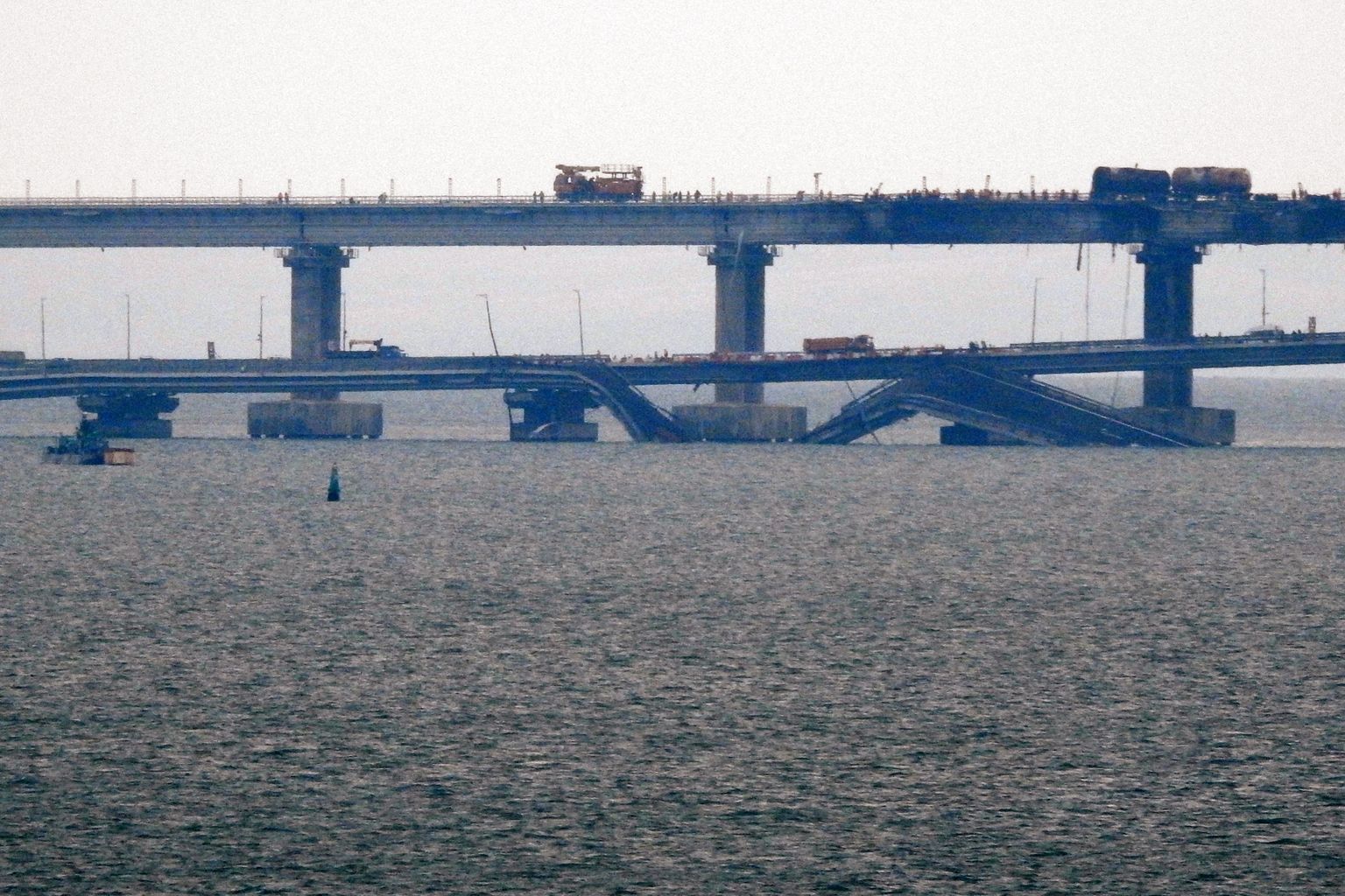 Töölised parandamas Krimmi Venemaaga ühendava Kertši väina silla raudteesilda, mis sai 8. oktoobril 2022 toimunud plahvatuses kannatada