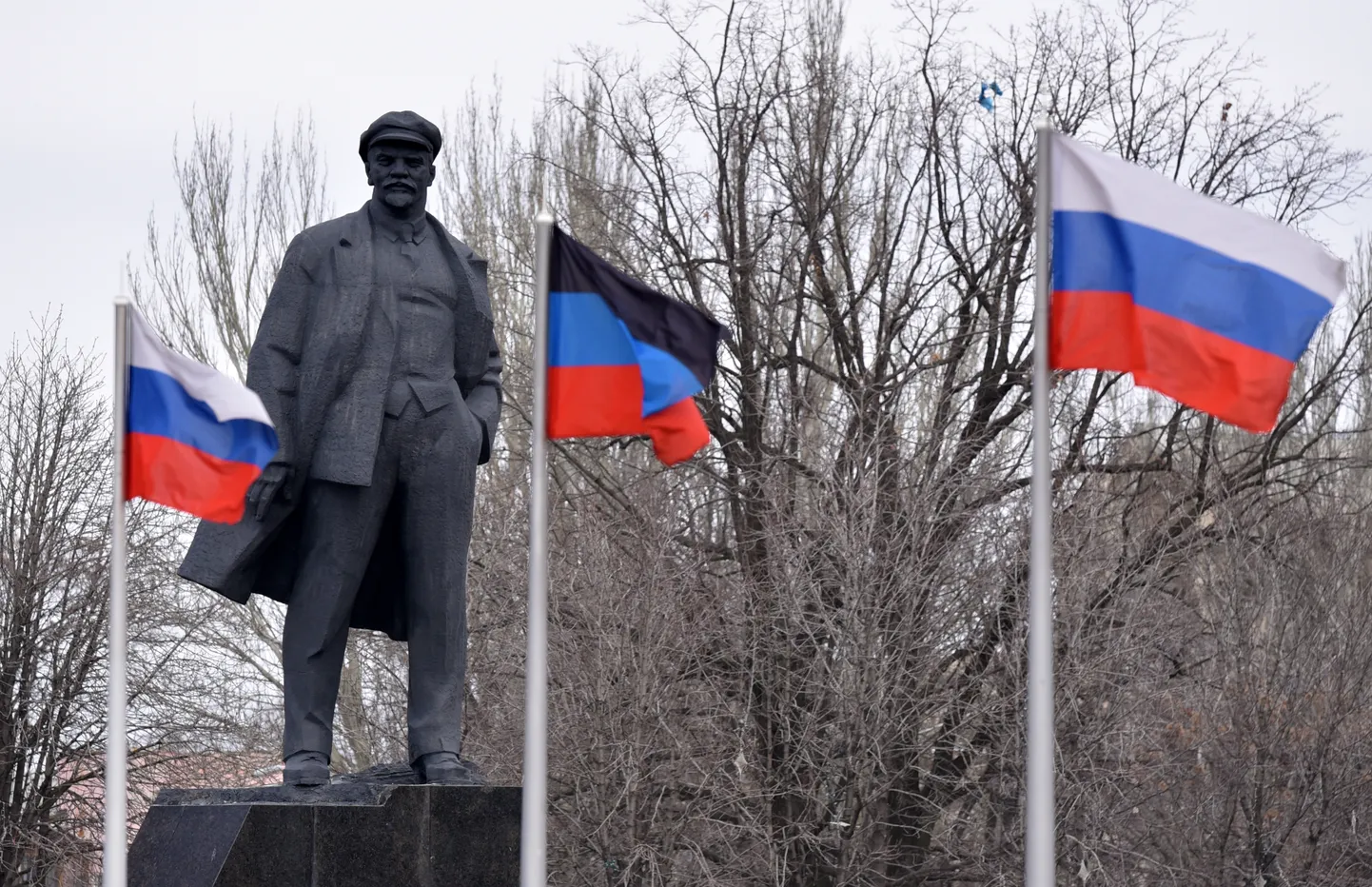 Lenini kuju seismas Donetskis Venemaa ja nn Donetski rahvavabariigi lippude taustal.
