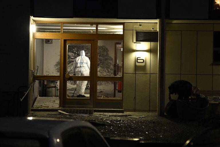 Rootsi politsei kriminalistid ööl vastu 2. jaanuari Stockholmis Grimstas kortermaja ukse juures toimunud plahvatust uurimas