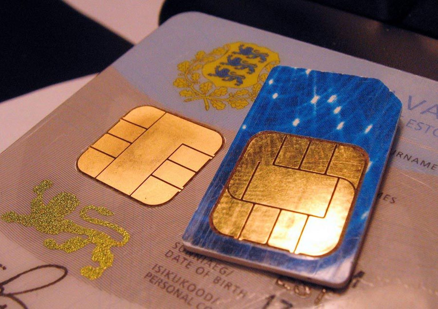 ID-kaart ja mobiiltelefoni SIM-kaart