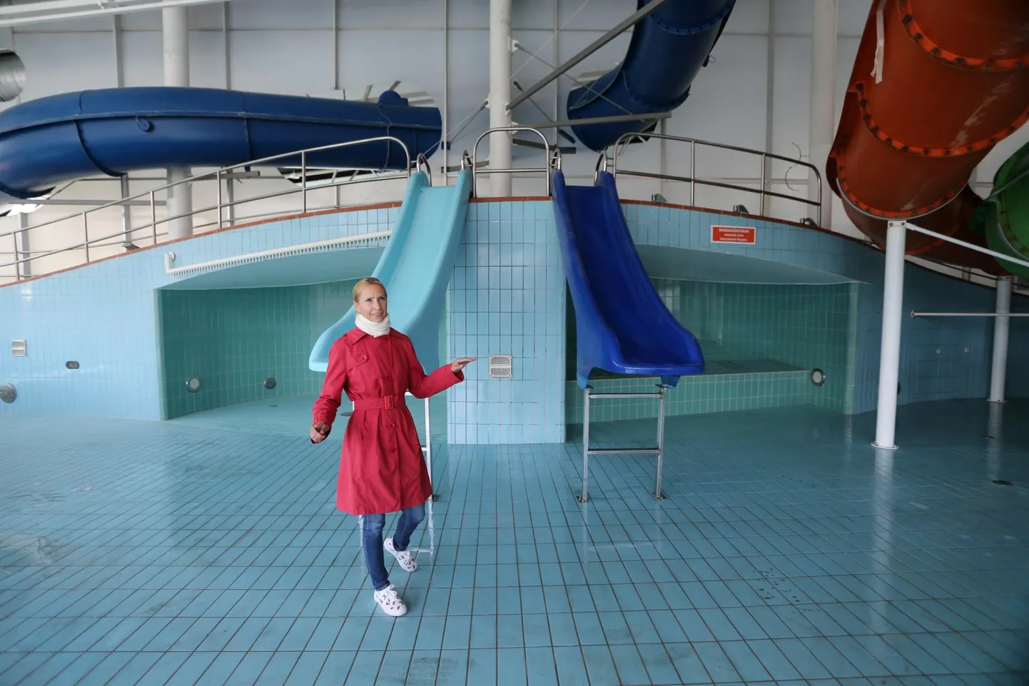 Aura vee-keskuse juht Kairit Matto võis eile veepargi tühjas basseinis kõndida. Varsti täitub see veega, mille soojendamiseks kulub murettekitavalt palju raha.