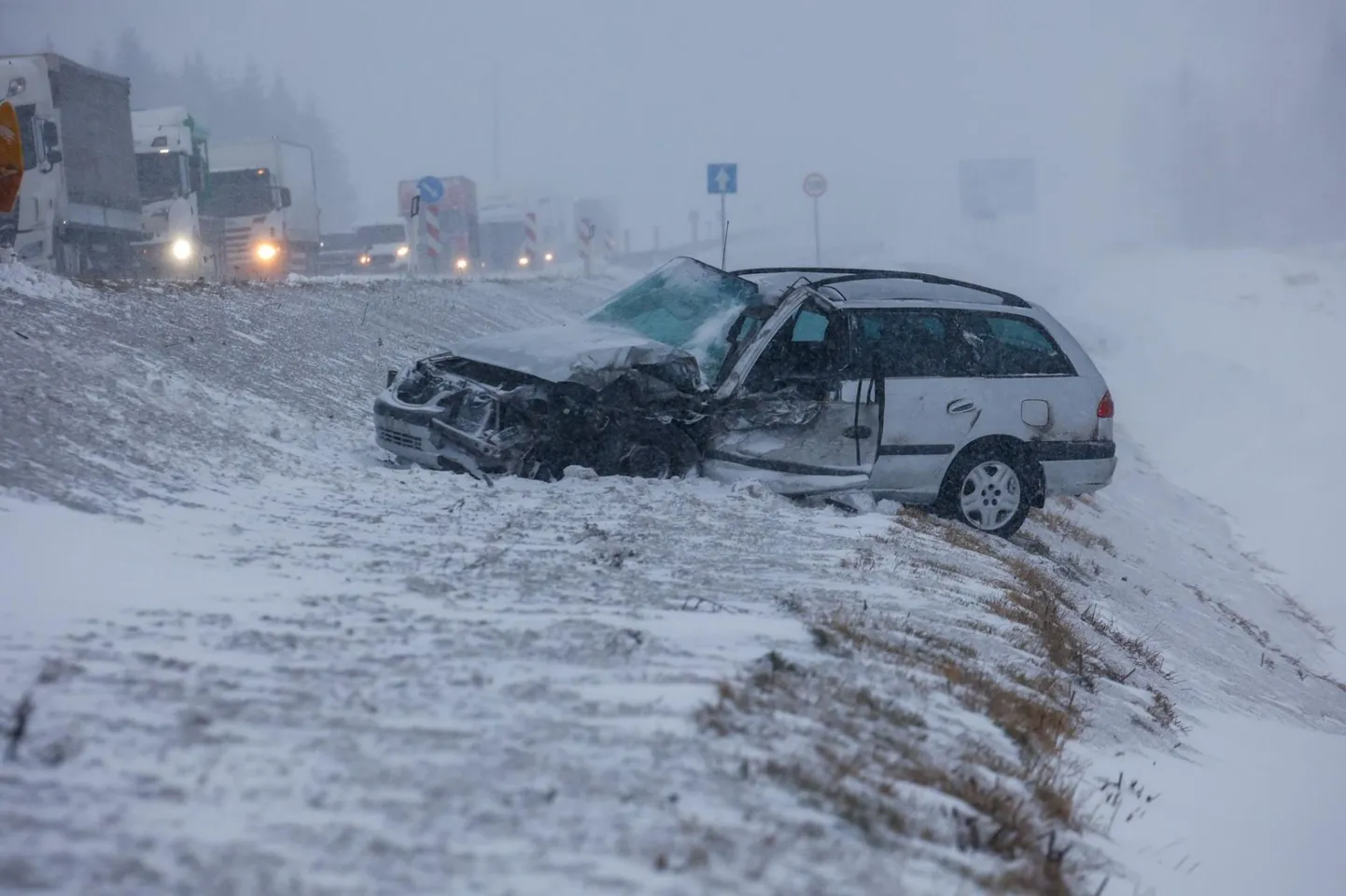 Eile hommikul Tallinna–Narva maanteel veoautot ramminud Toyota paiskus kraavi.