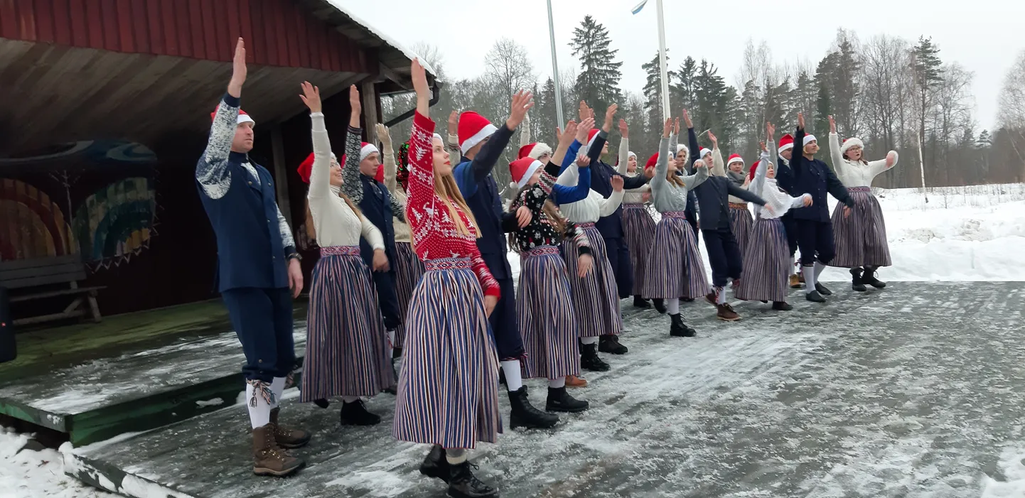 Lüllemäe laata peeti tänavu esmakordselt õues.