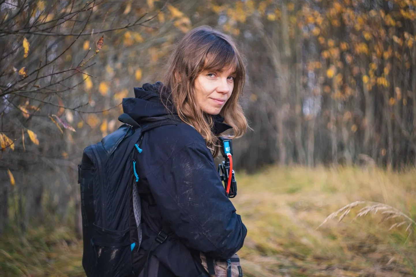 Tulevase Rail Balticu rada kestvus-performance’i kujul läbi matkav Hanna Samoson.