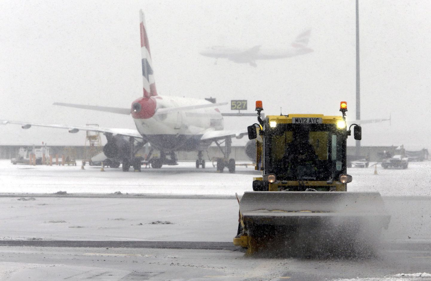 Lumekoristustööd eile Heathrow´ lennujaamas.