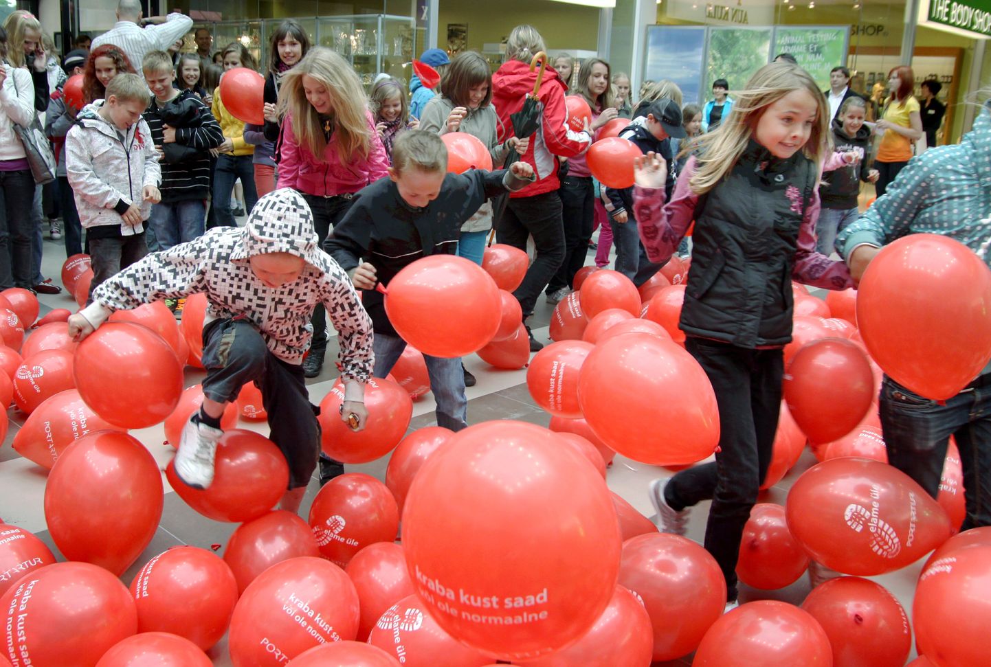 Lapsed tundisd õhupallimeres hullates rõõmu.