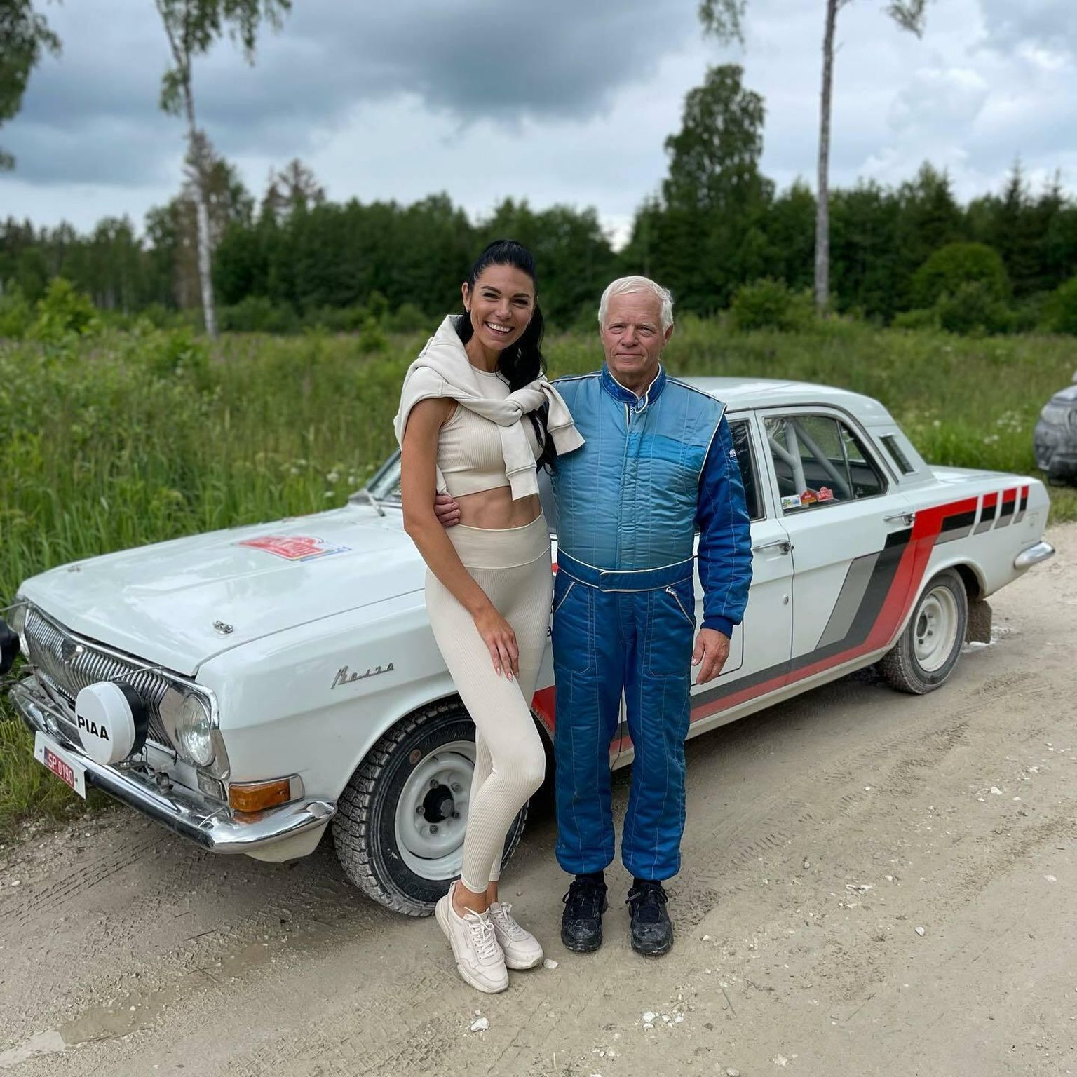 Suunamudija Liisa-Maria Connor ja Margus Virkoja tuiskasid sel suvel Paide ralli teedel endisaegse ralli-Volgaga.