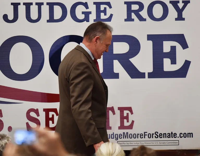 Roy Moore lavalt lahkumas.