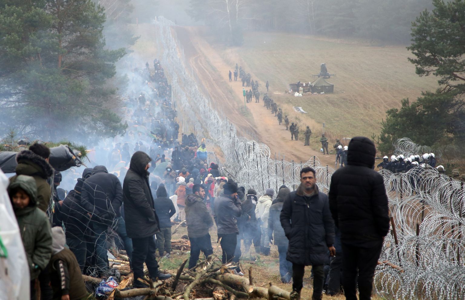 Poola-Valgevene piir täna, 10. novembril. Väidetavalt on Hrodna oblasti piiril kaks kuni neli tuhat migranti, kes ootavad sissepääsu Poolasse. Terve 2021. aasta jooksul on üritanud üle 30 tuhande migrandi ületada Poola-Valgevene piiri.