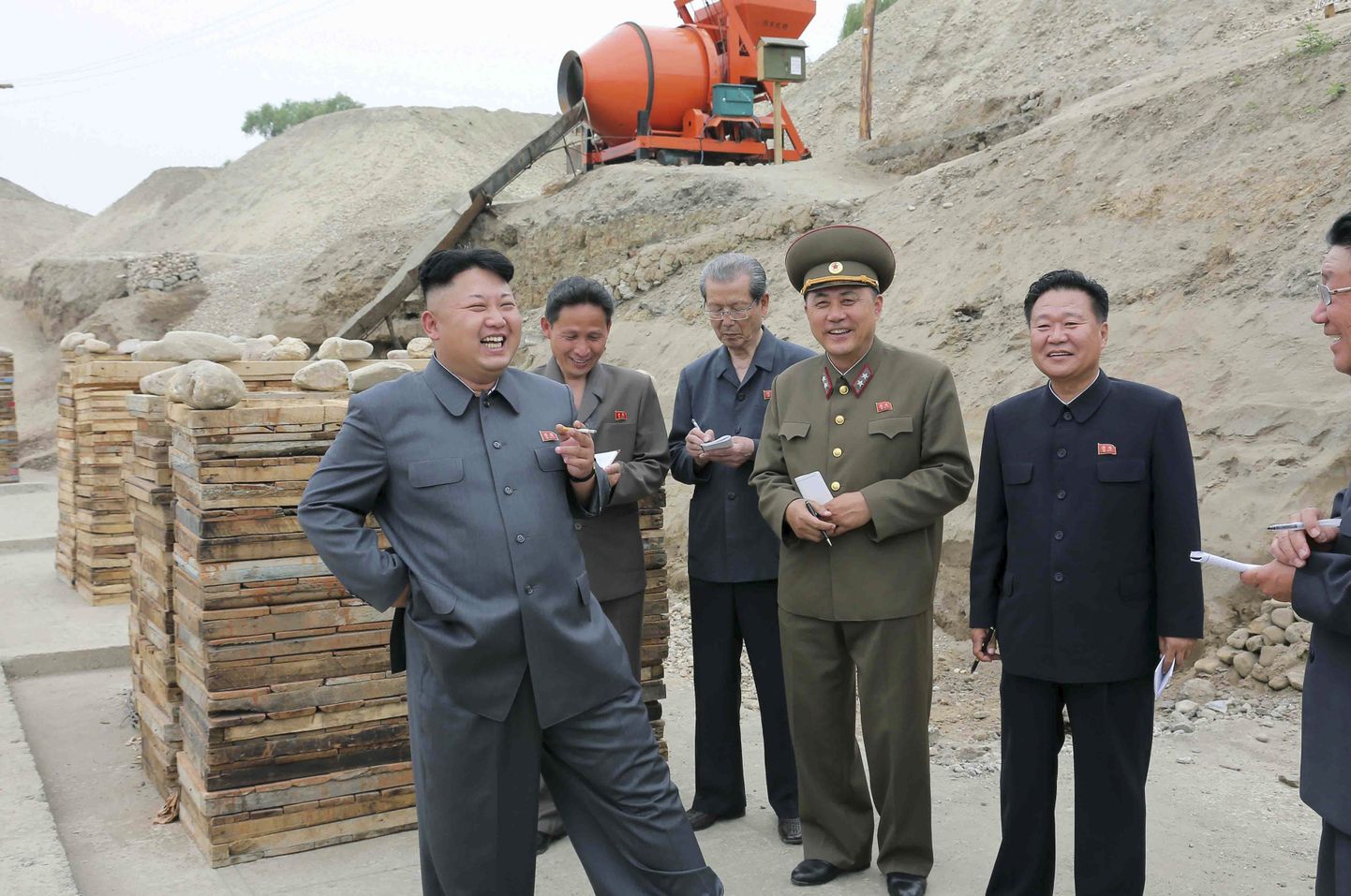 Põhja-Korea juht Kim Jong-un suitsetamas 2014 külaskäigul Pyongyangi Ssuk-somi saarel