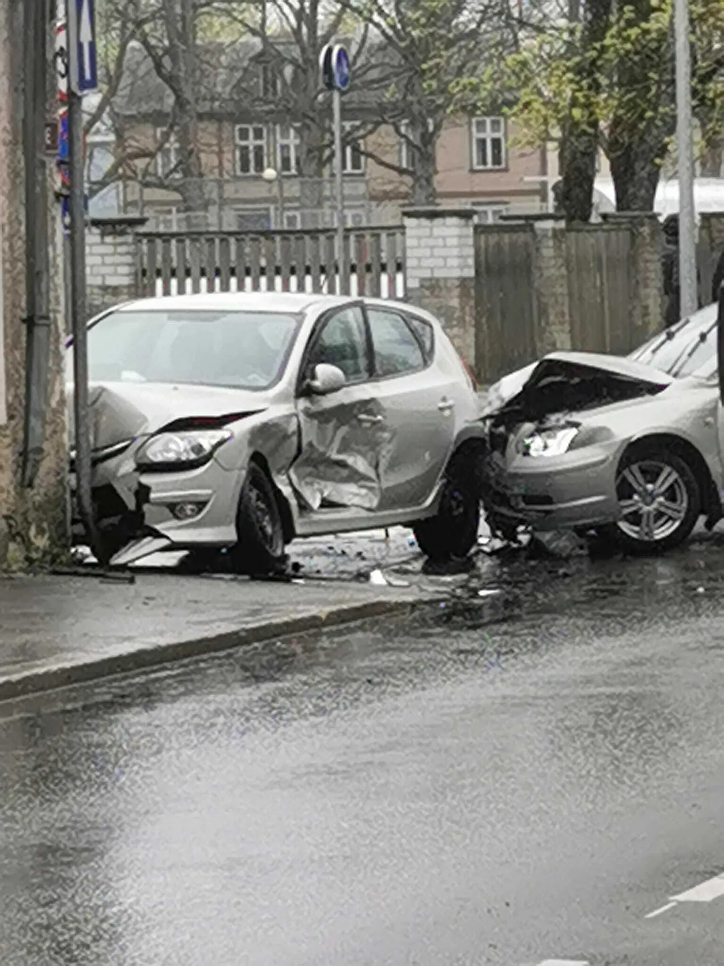 Kaks autot põrkasid kokku.