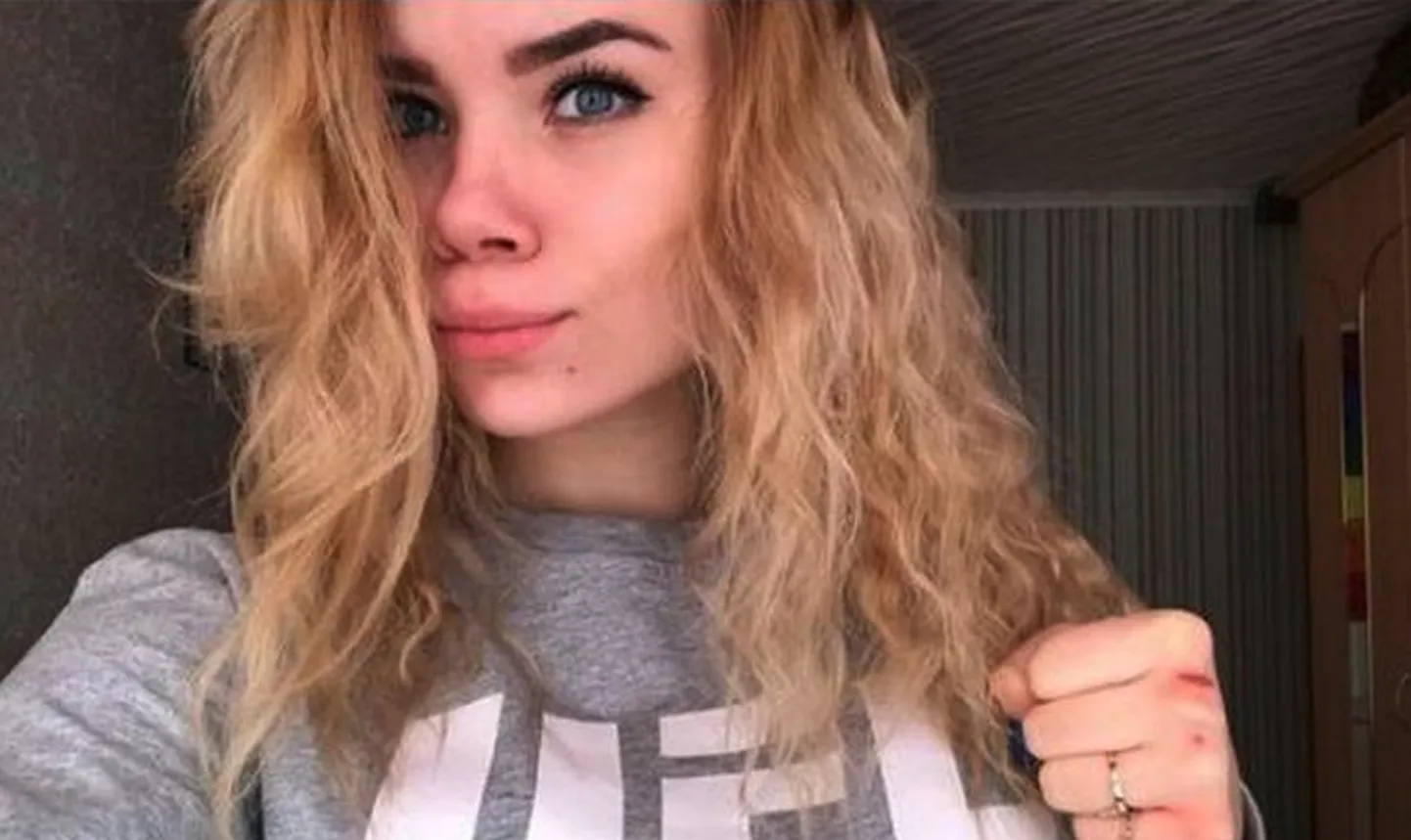 15-aastase Irina Rybnikova surnukeha leiti vannist, kuhu oli kukkunud ka tema iPhone, mille laadija oli ühendatud vooluvõrku.