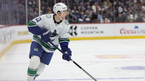 "Canucks" treneris iezīmē, kad Bļugers varētu atgriezties laukumā