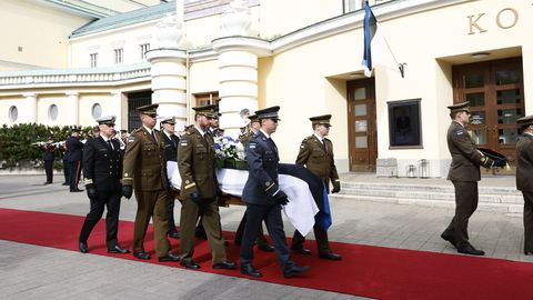 FOTOD ⟩ Siim Kallase sark jõudis Estonia teatrimaja ette