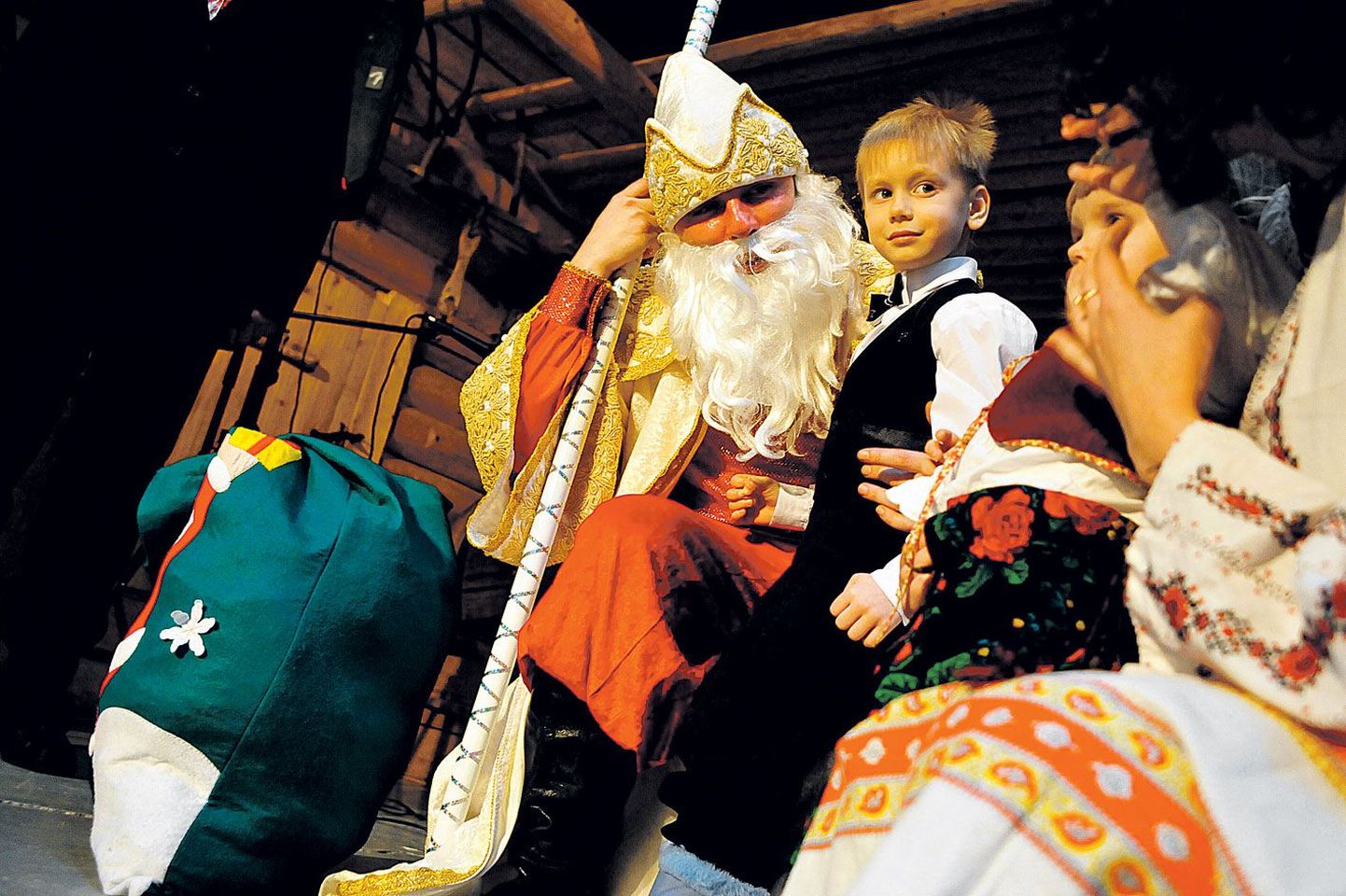 «Deeeduška moroooz, deeeduška moroooz!» hõikasid pisikesed ukraina lapsed laupäeval, 8. jaanuaril ehk õigeusklike teisel jõulupühal Eesti Rahva Muuseumis peetud ukrainlaste ja eestlaste ühisel jõulupeol.