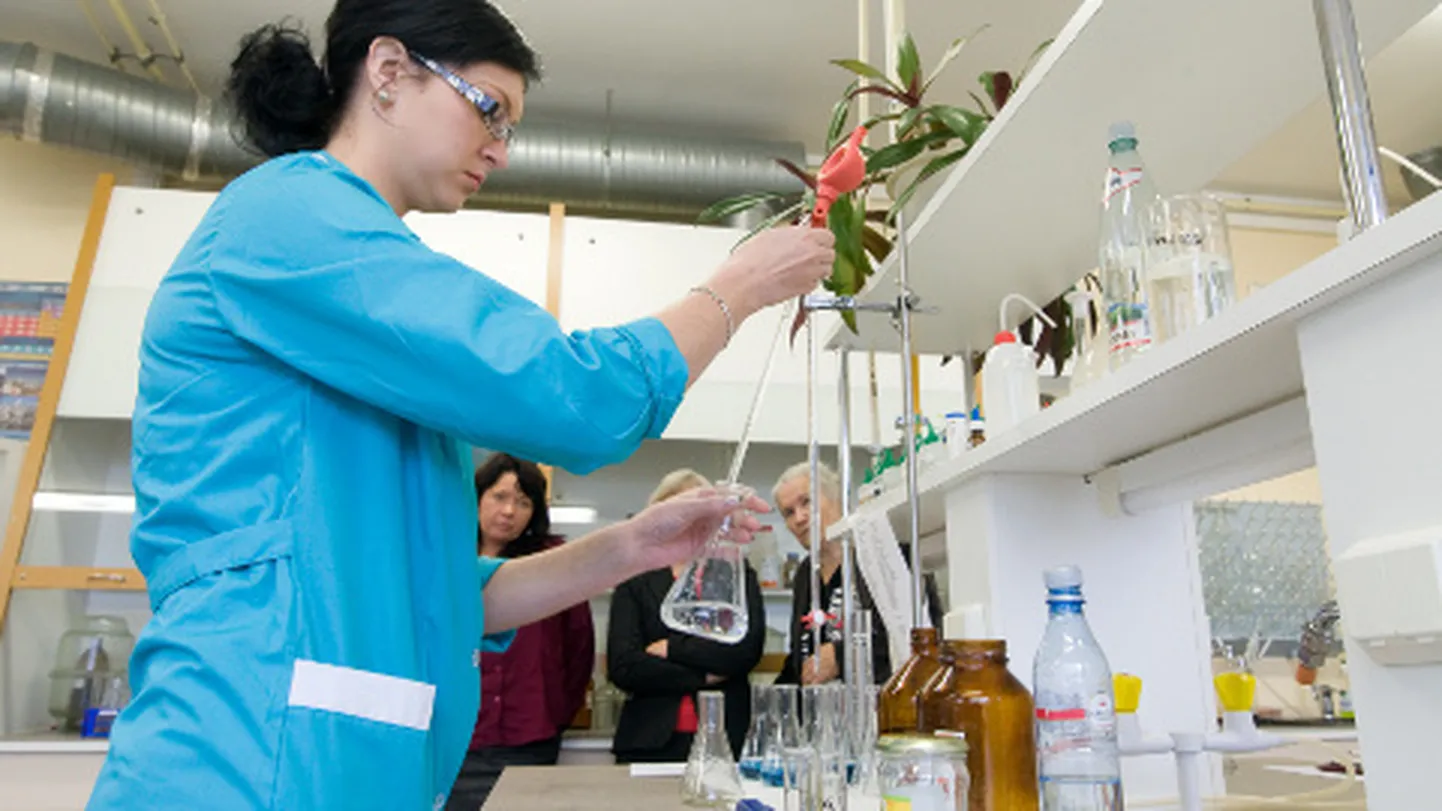 TTÜ Virumaa kolledž lubab riigigümnaasiumile võimaldada oma laborite kasutamist. Pildil testib kolledži keemiainsener Anna Shvarts vee karedust.