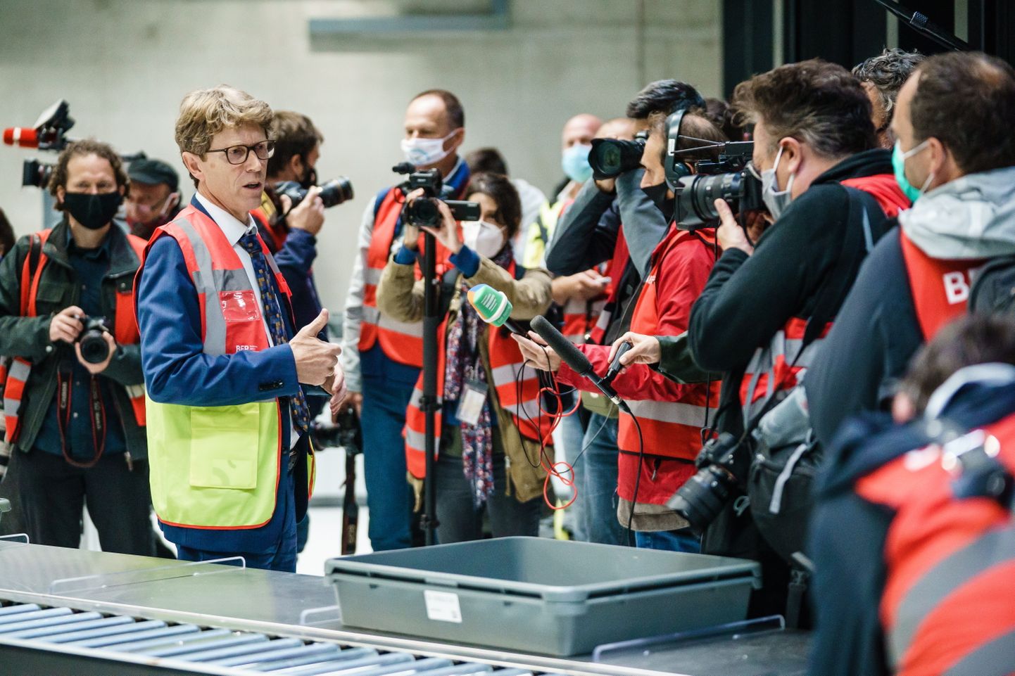 Berliini uue lennujaama tegevjuht Engelbert Lütke-Daldrup tutvustab ajakirjanikele oma valdusi.