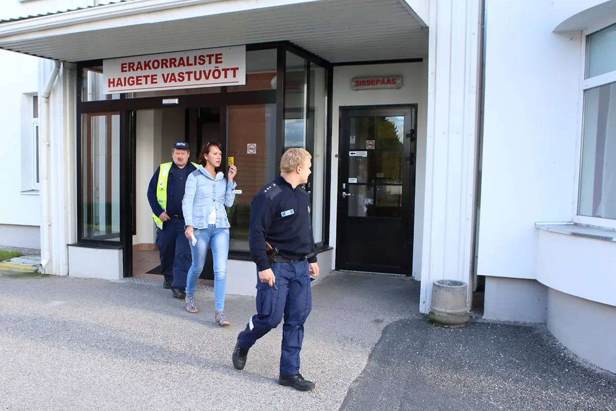 Purjus peaga roolist tabatud Viivi Sõnajalg väljub ekspertiisi järel politseinike vahel haiglast, et sõita politseimajja.