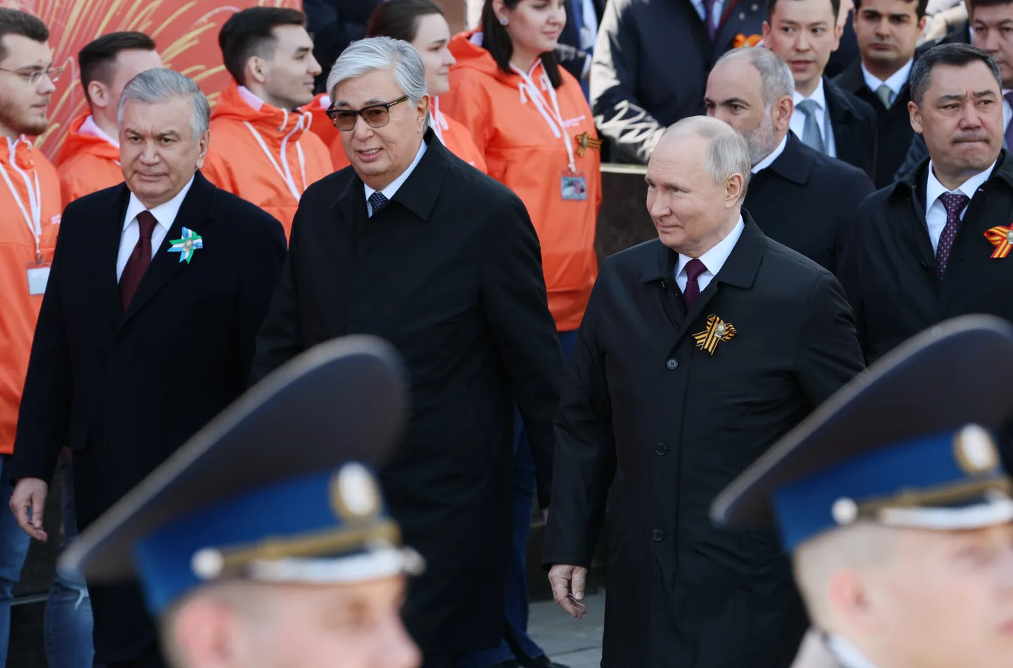 Sõjaväeparaadil Moskvas 9. mail 2023. Venemaa presidendi Vladimir Putini kõrval on Kasahstani president Kasõm‑Žomart Tokajev ja temast vasakul äärel Usbekistani president Šavkat Mirzijojev.