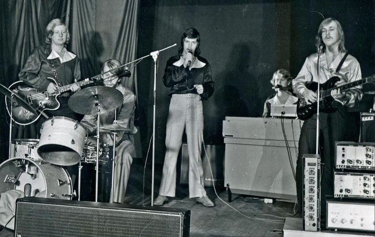 Fixis mängisid ja laulsid 1974. aastal Tartu rajooni kultuurimajas Juhan Sütt (vasakult), Väino Land, Tõnu Kilgas, Evald Raidma ja Riho Lilje.
