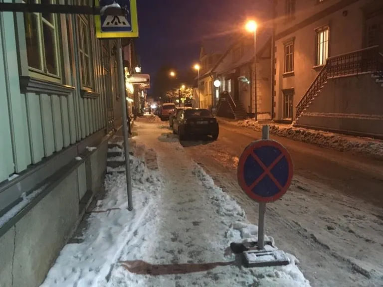Et autojuhid Kuninga tänava äärde ei pargiks, on selle äärde pandud ajutised liiklusmärgid, mis keelavad seal peatumise.