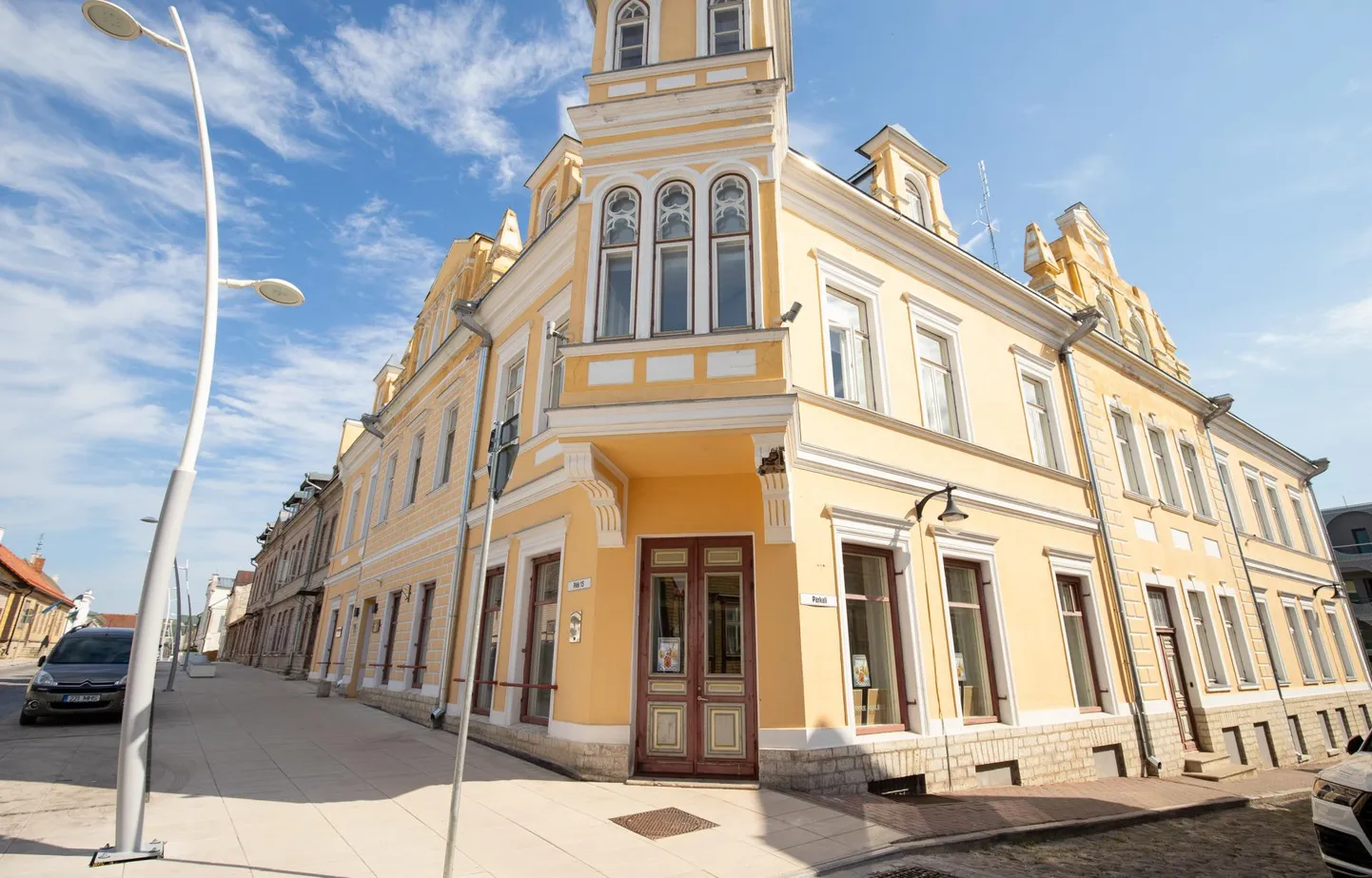 Rakvere Galerii kevadnäituse kunstiteosed interpreteerivad naeru ja nuttu.