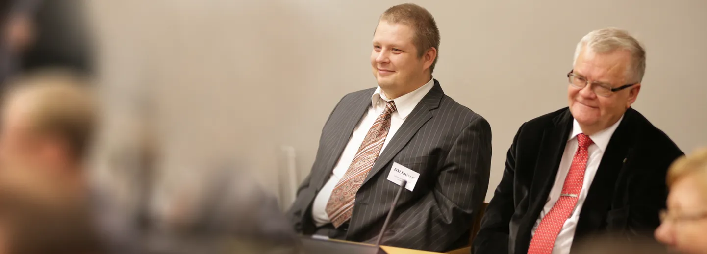 2013: Isa ja poeg Savisaared kõrvuti Tallinna linnavolikogu avaistungil. Hetk hiljem andis Edgar Savisaar volikogu esimehele üle linnavalitsuse tagasiastumise palve.