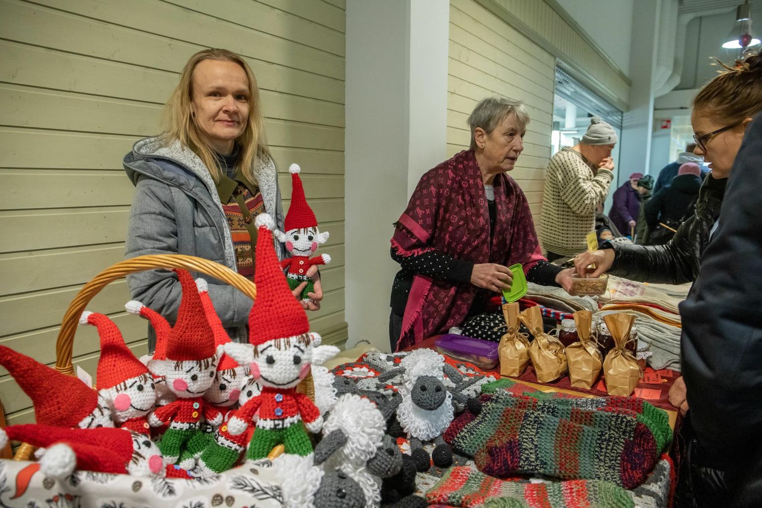 Pärnu turu jõululaadal leidus rohkesti ise valmistatud kaupa – mänguasjadest jõulukeeksini.