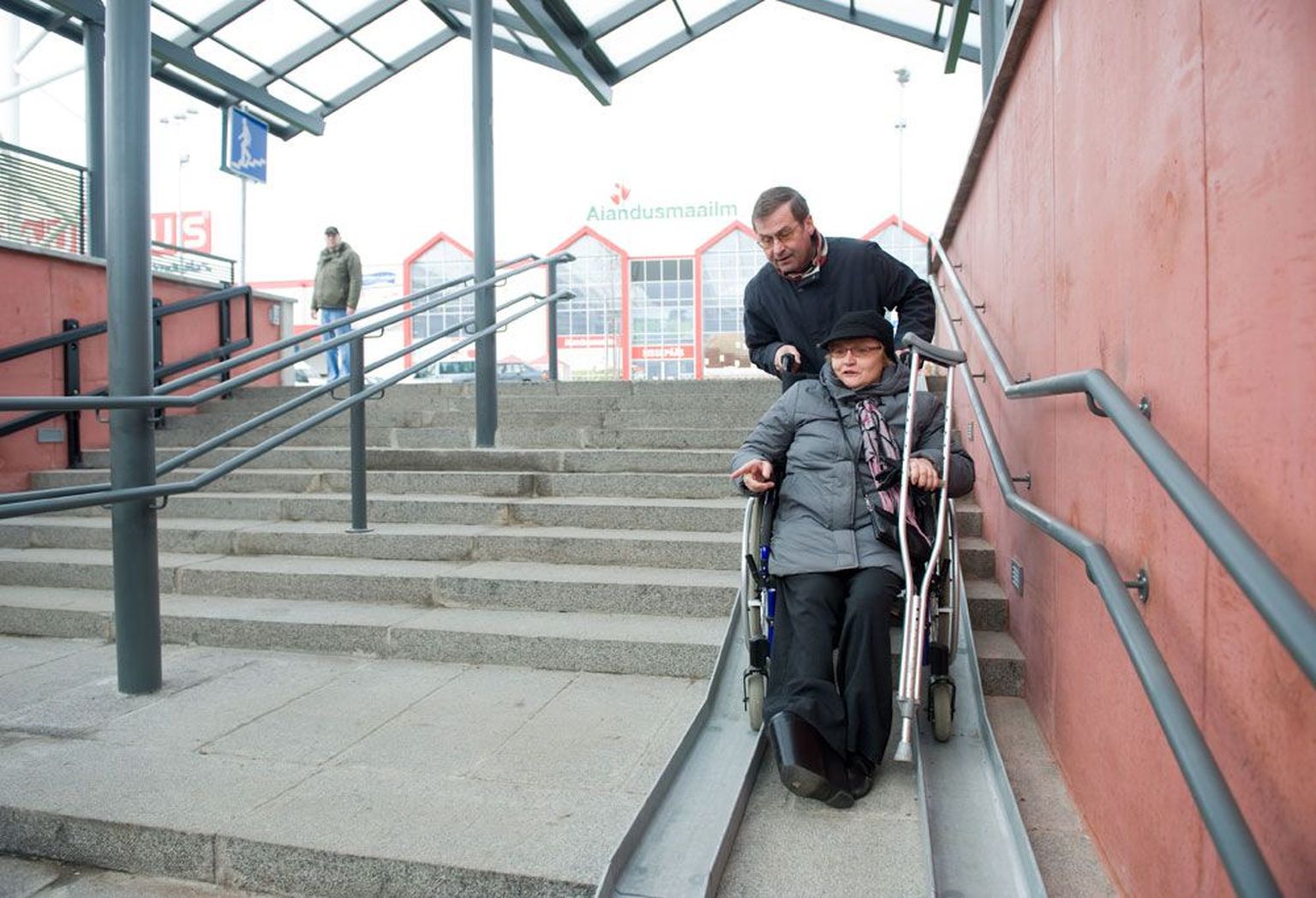 Reporter Urmas Tooming üritab Mare Abneri ratastooli kaldteed mööda tunnelisse lükata. Kui esimesed rattad veel mahuvad renni, siis tagumised jäävad täiesti kinni. Renn on liiga kitsas.