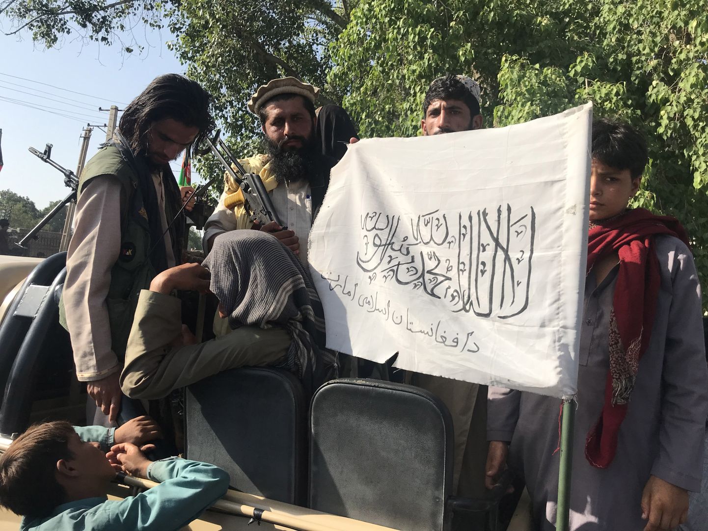Talibani võitlejad oma lipuga,