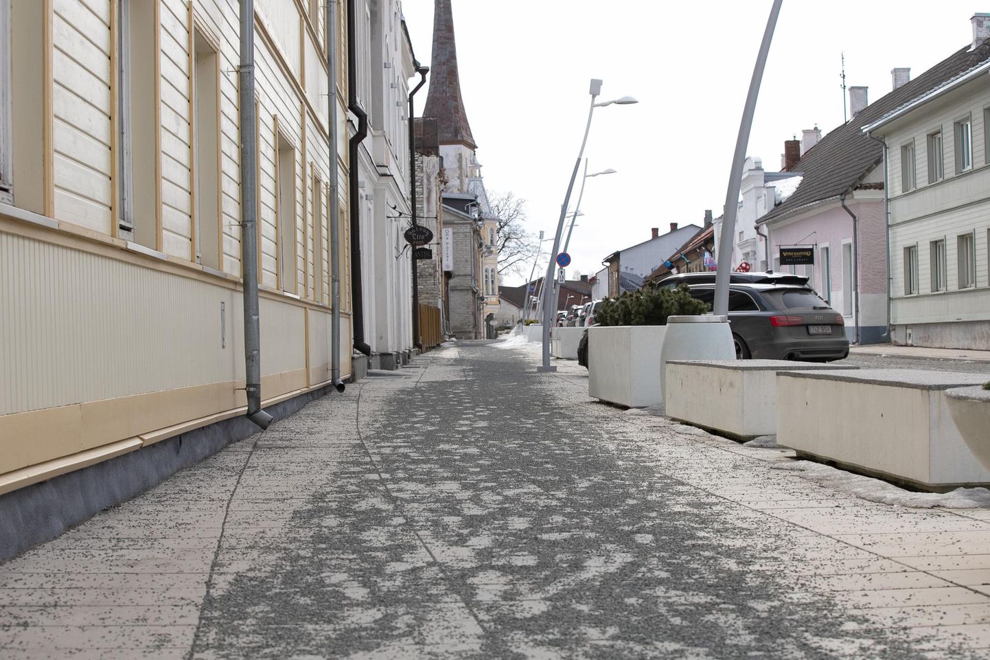 Rakvere Pikk tänav meenutab praegu jalakäijale rohkem kruusakarjääri kui kõnniteed.