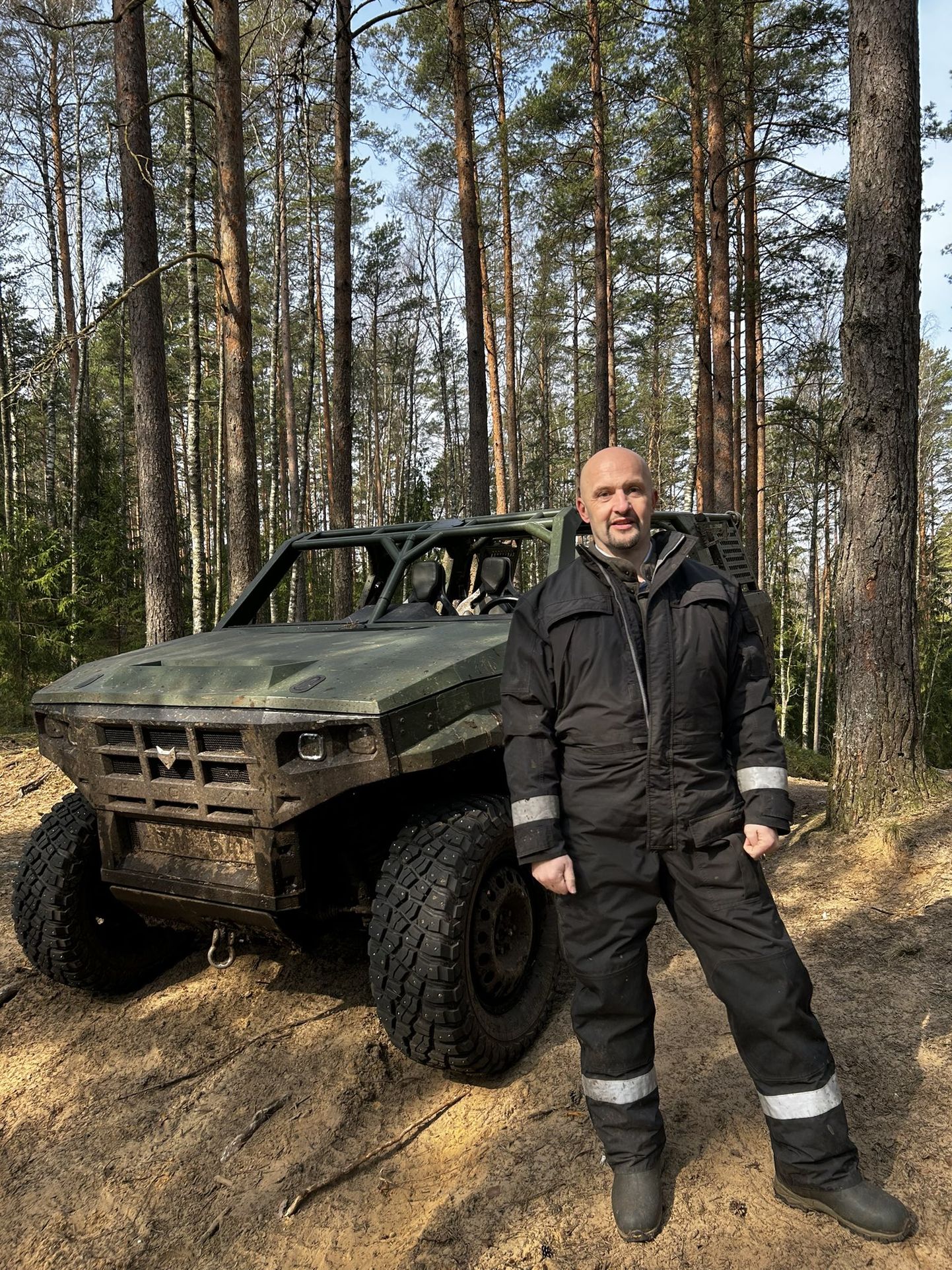 NATO Stratēģiskās komunikācijas izcilības centra direktors Jānis Sārts izmēģina Latvijā ražotos militāros apvidus auto "VR FOX"