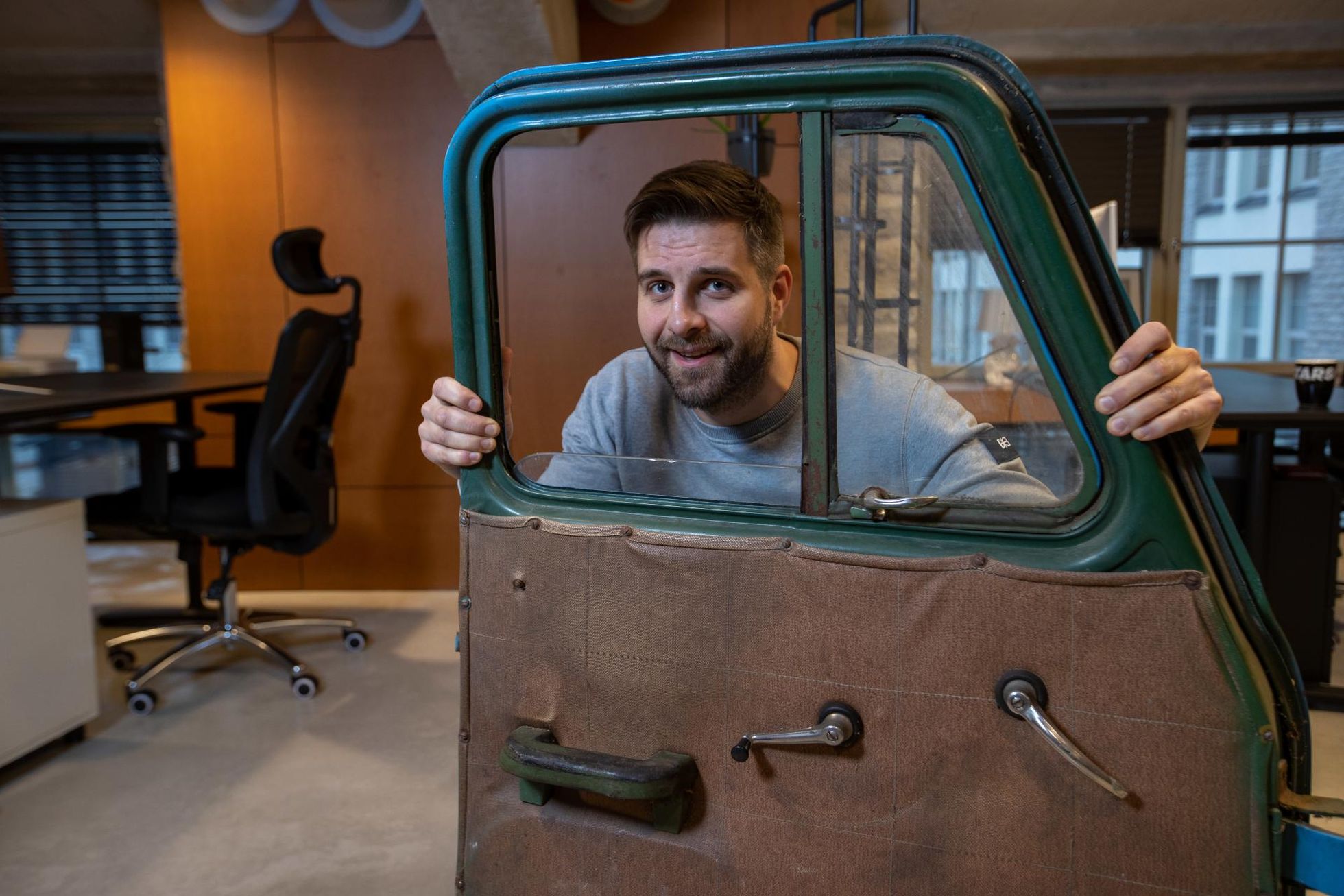 Pipedrive'i klienditoe üles ehitanud Martin Kõiva nõukaaegse veoauto uksega oma nüüdse tarkvarafirma Klausi kontoris Tallinnas Lutheri ärimajas.