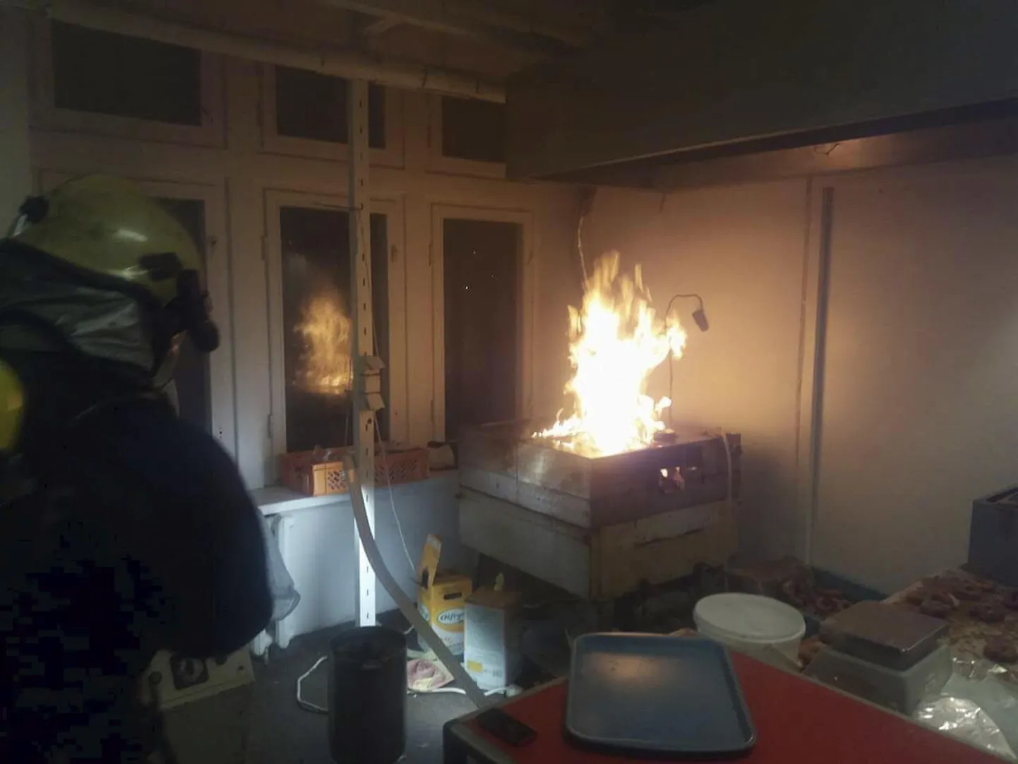 Kui päästjad jõudsid Viljandis Raua tänaval asuvasse pagaritöökotta, põles õli täis fritüür kõrge leegiga.