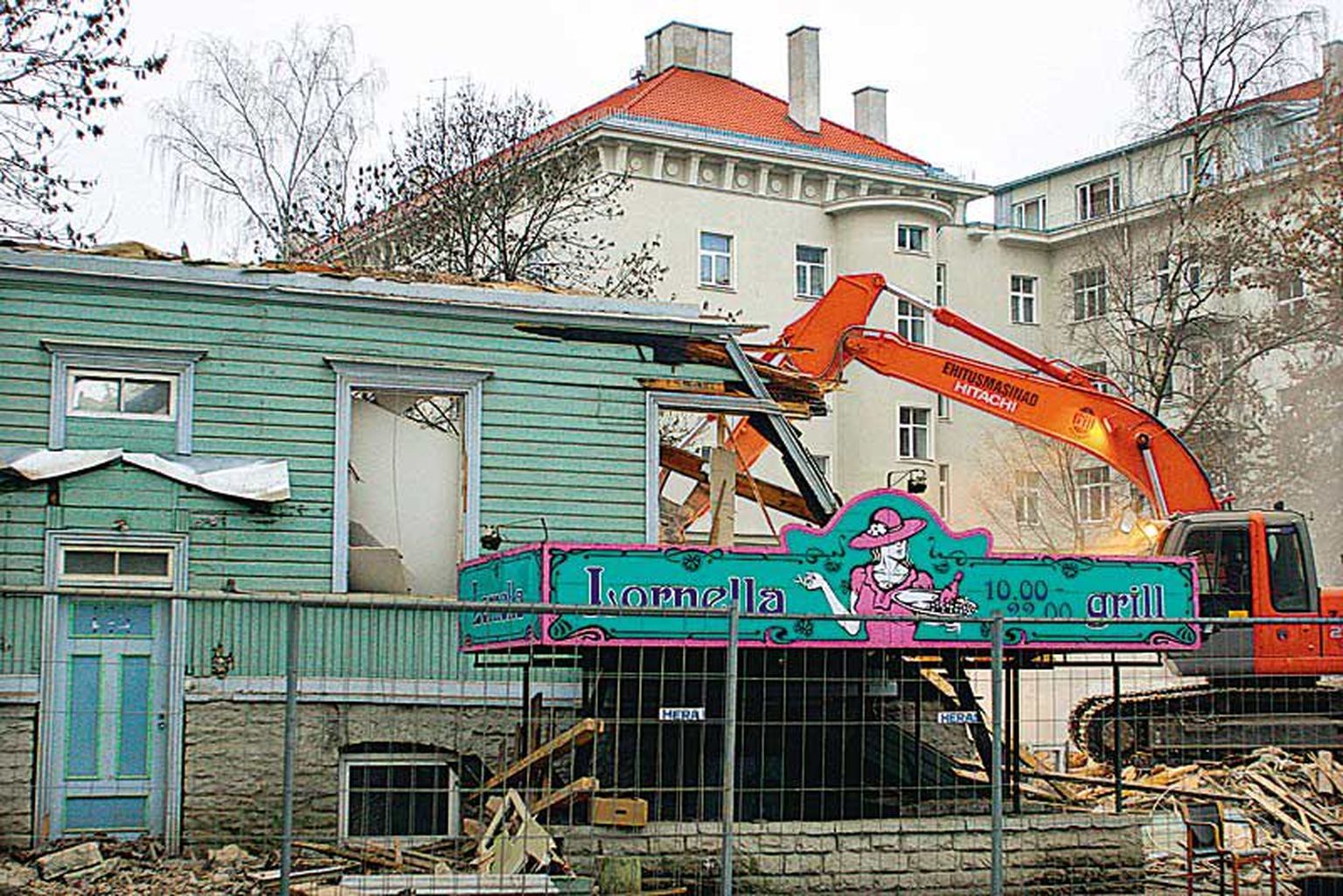 Hotelli ehitamiseks lasi AS Eesti Ehitus eelmisel nädalal maha lammutada välisministeeriumi juures Lembitu tänava alguses oleva kahekorruselise puitmaja, mille fassaadil püü­dis aastaid pilku reklaamkiri «Lornella grill».