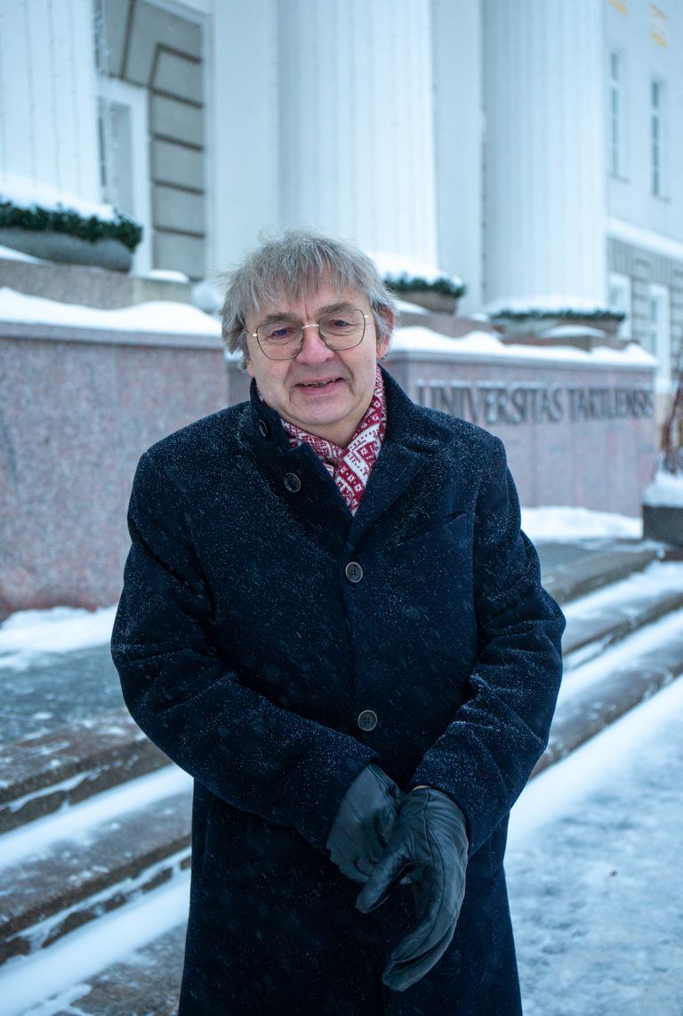 Professor Mati Laur Tartu ülikooli peahoone ees.