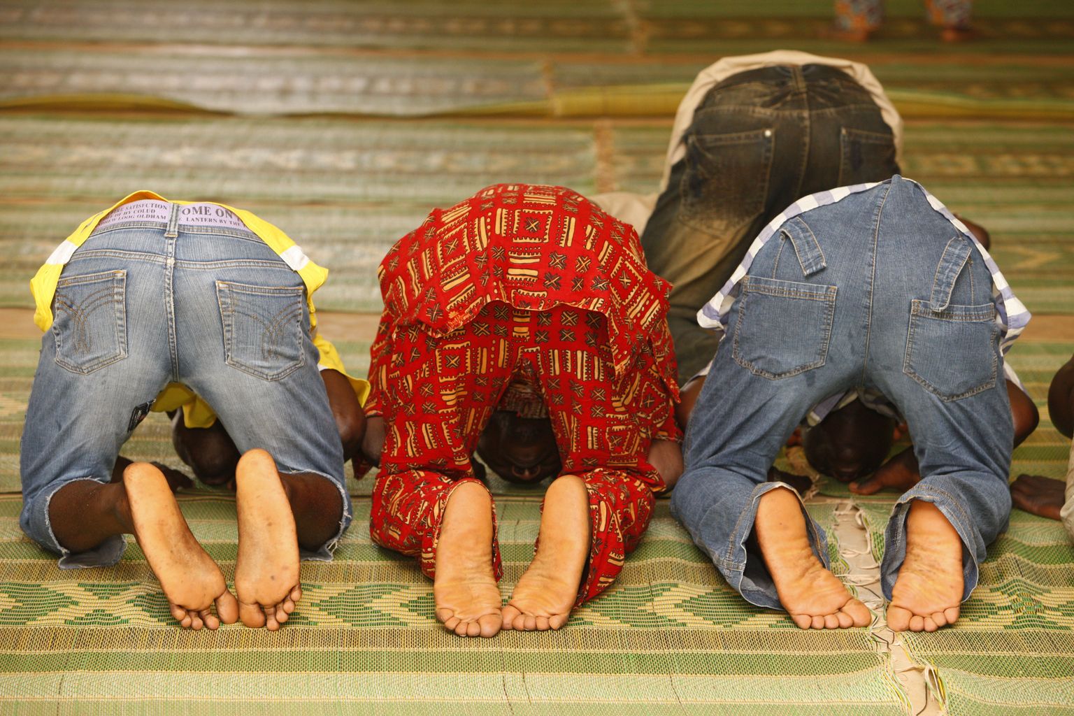 Noored aafriklased mošees palvetamas