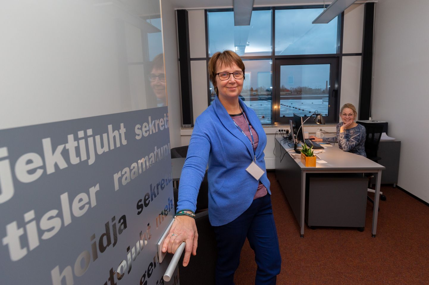Töötukassa Viljandi büroo juhataja Merit Laan näitab uusi tööruume.